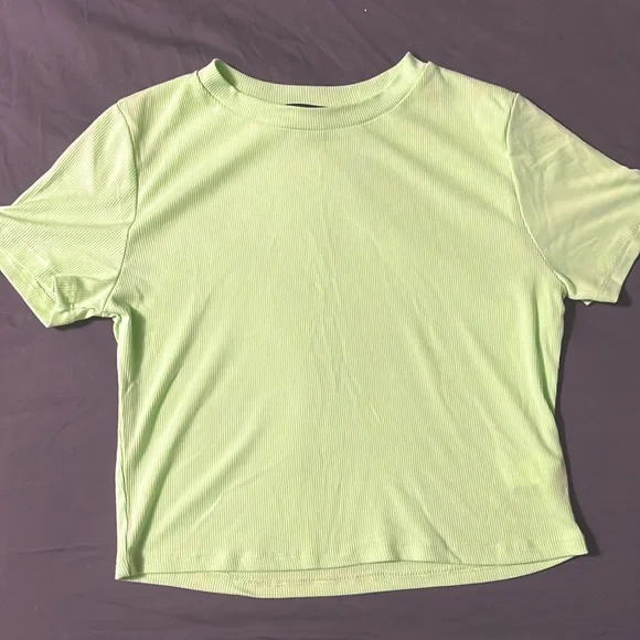 Cropped Ribbed Green Tee - Picture 2 of 4